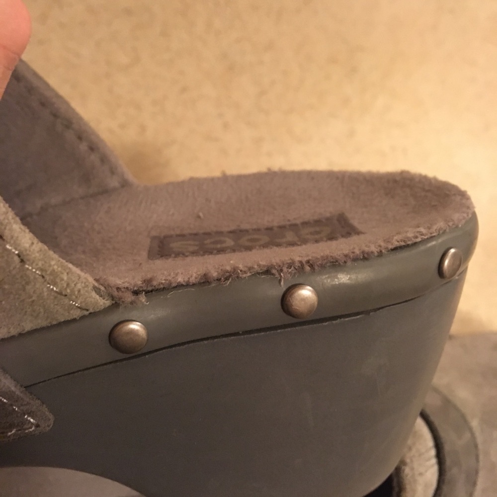 Crocs Size 8 - image 7